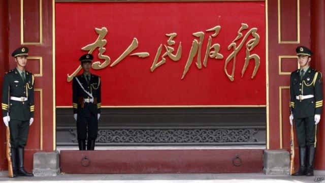 毛泽东书写的"为人民服务"书法如今普遍悬挂在中国各级政府机关内。