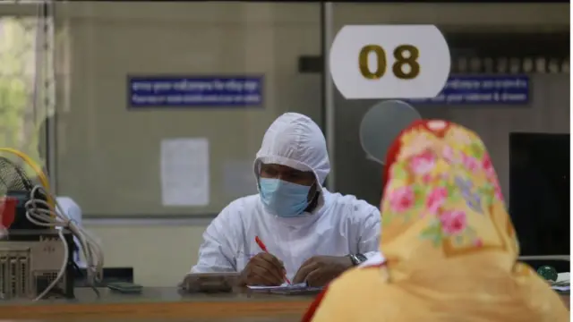 ঢাকায় একটি ব্যাংকে লেনদেনর দৃশ্য, ২০/০৪/২০২০।