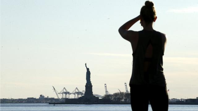 紐約州州長安德魯·庫莫回答說，隔離紐約州將是「荒謬的」