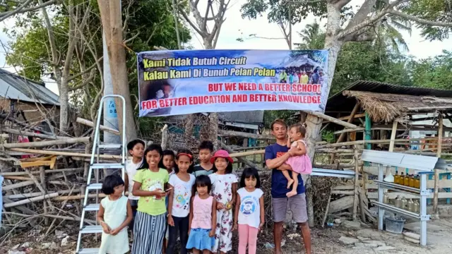 Spanduk yang sempat dibuat Damar sebagai bentuk protes akan gangguan akibat pembangunan sirkuit terhadap kelangsungan hidup warga desa Kuta