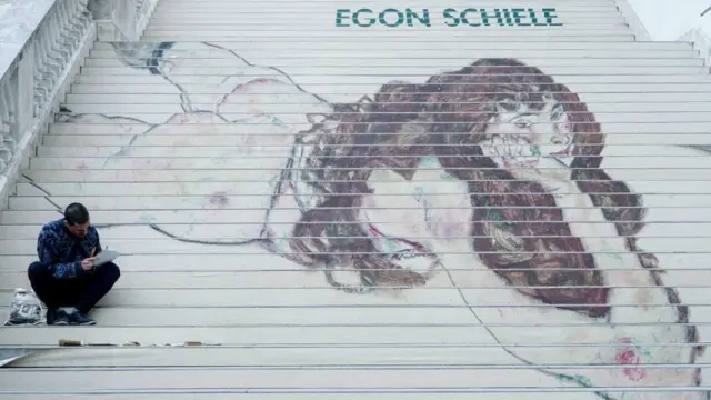 Reproducción de un artista callejero de una obra de Schiele en las escaleras del Museo de Arte Albertina.