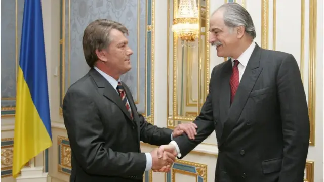 До кризи 2008 року Київ намагався підтримувати "безкредитні" відносини з МВФ. На фтот - президент Віктор Ющенко та перший заступник директора-розпорядника МВФ Джон Ліпскі