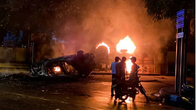 মে মাসের ৯ তারিখে পদত্যাগকারী প্রধানমন্ত্রী মাহিন্দা রাজাপাকশার রাষ্ট্রীয় ভবনের সামনে একটা বাসে আগুন ধরিয়ে দেয়া হয়।