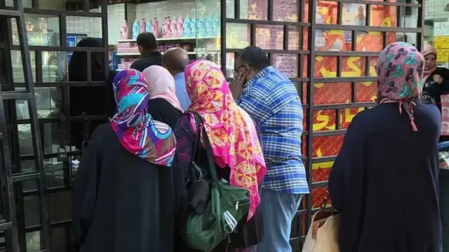 مصريون في انتظار البضائع المدعومة