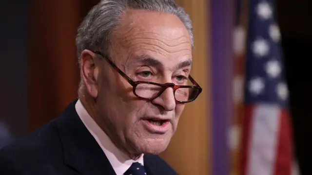 Chuck Schumer dando declaraciones a la prensa