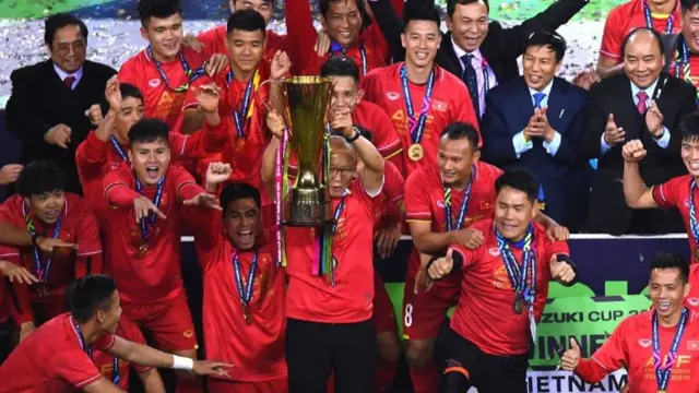 Thủ tướng Phúc chụp hình cùng đội Việt Nam sau khi vô địch AFF Suzuki Cup 2018 vào 15/12/2018.