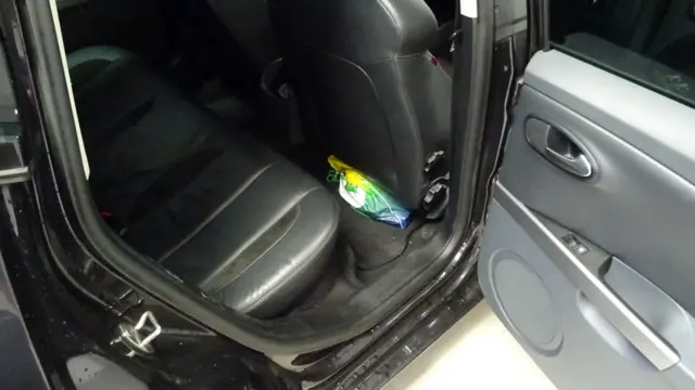 Пакет с оружием и взрывчаткой, найденный под сиденьем машины Али