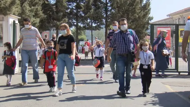 İstanbul'da okul servislerinin birçoğu öğrenci sayısının az olması nedeniyle çalışmıyor. Veliler çocuklarını kendi imkânlarıyla okula götürüyor.