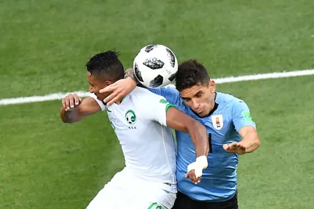 Al-Dawsari y Torreira pelean por un balón.