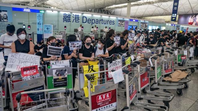 Manifestantes en el aeropuerto de Hong Kong