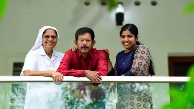 پروفیسر جوزف اپنی بہن اور بہو کے ساتھ