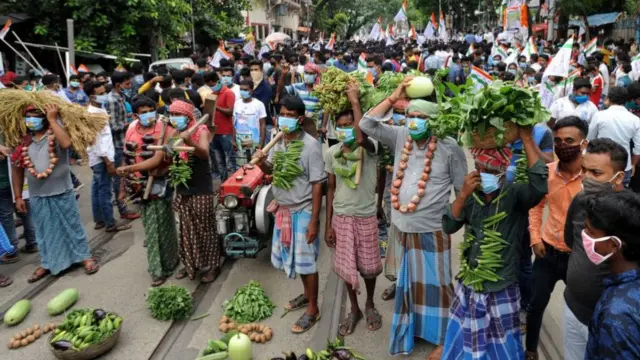 કોલકાતમાં રસ્તા પર શાકભાજી સાથે વિરોધ