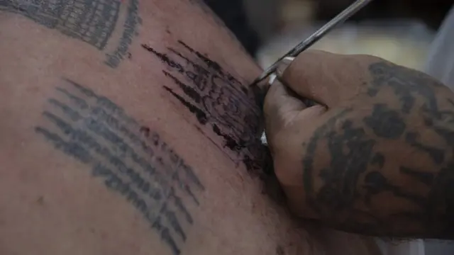 เข็มที่อาจารย์สักใช้ หลัก ๆ มี 3 เบอร์ แล้วแต่ลักษณะลายและอักขระ