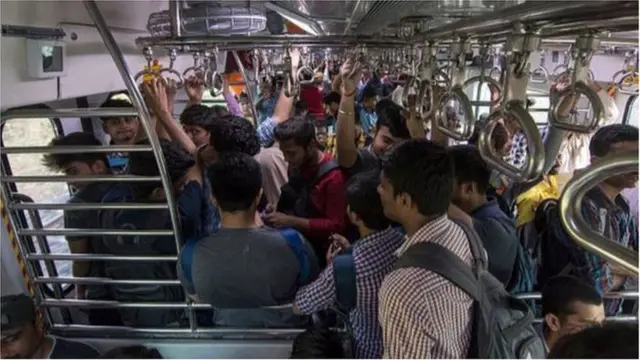 మెట్రోలో ప్రజలు