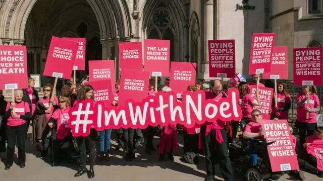 '죽음을 선택할 권리'를 요구하는 영국 시민들이 지난 5 월 1 일 런던에서 노엘 콘웨이를 지지하는 운동을 벌이고 있다