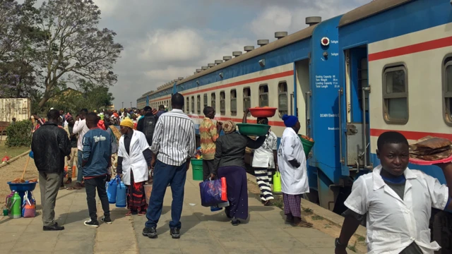 Wachuuzi walifanyabiashara wakati treni iliposimama nchini Tanzania