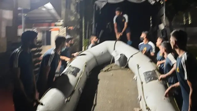 தேசிய பேரிடர் மேலாண்மை படை, கேரள அரசு அலுவலர்கள், இந்திய பாதுகாப்பு படைகளைச் சேர்ந்தவர்கள், தன்னார்வலர்கள் என அனைவருமே கடந்த சில நாட்களாக இரவு - பகல் பாராது உழைத்தும் உதவியும் வருகிறார்கள்.