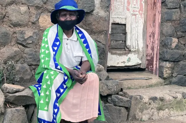 Mantolo Semano devant sa maison