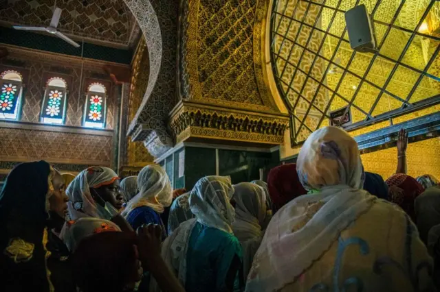 Wadanda suka hada taron sun wanke masallacin Touba a ranar 26 ga watan Satumba 2021, wani babban taro da Musulmai ke yi duk shekara a Senegal, wurin da dubban mutane ke zuwa ibada a kowacce shekara.