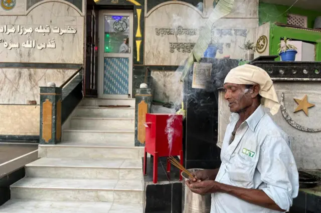 राजू साह, हफ्ते में दो दिन मिर्ज़ा मुराद की मज़ार पर अगरबत्ती जलाने आते हैं.