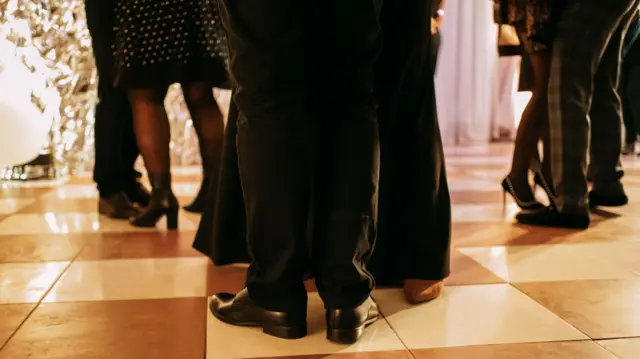 ноги чоловіків і жінок старшого віку, які танцюють