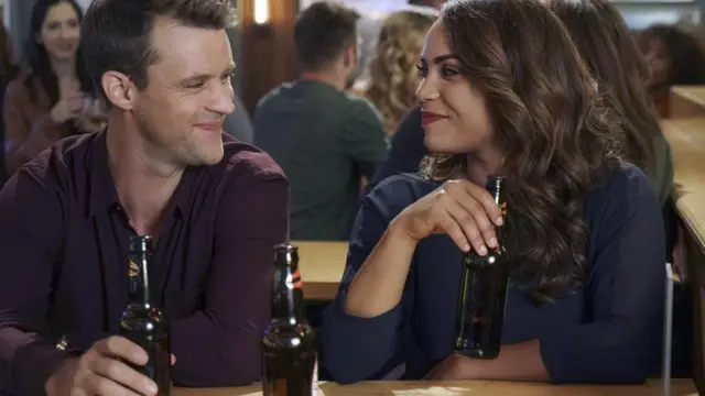 Чоловік та жінка з пивом