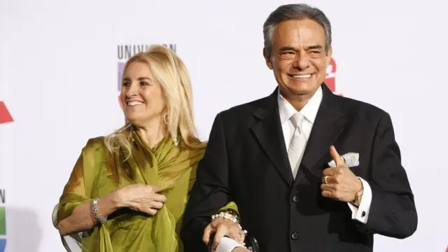 José José y su esposa
