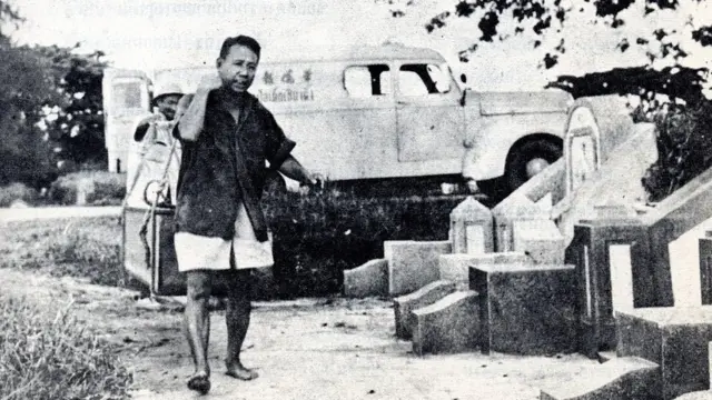 เจ้าหน้าที่ขนโลงศพที่ขุดจากหลุม เพื่อนำไปฌาปนกิจ