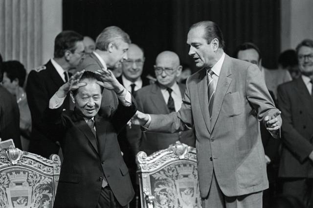 1986年，胡耀邦访问法国巴黎。