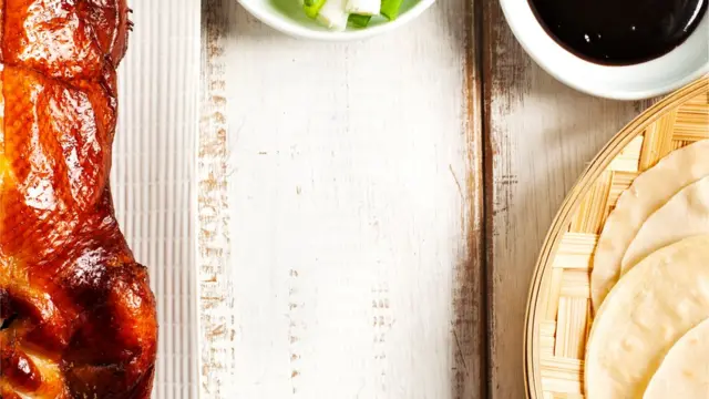 在北京，波登专门介绍了大名鼎鼎的利群烤鸭。