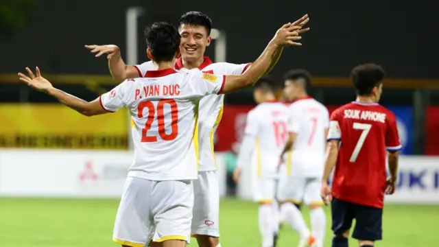 Tiền vệ Phan Văn Đức được bình chọn là cầu thủ chơi hay nhất trận đấu giữa Việt Nam và Lào