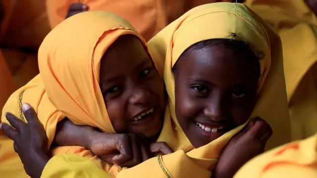 Dadaab'da sarılan iki kız