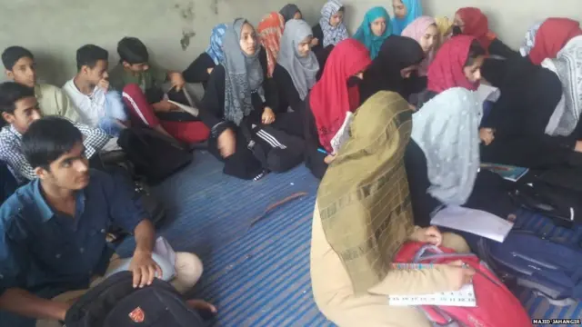 कश्मीर में एक ट्यूशन सेंटर में पढ़ रहे बच्चे