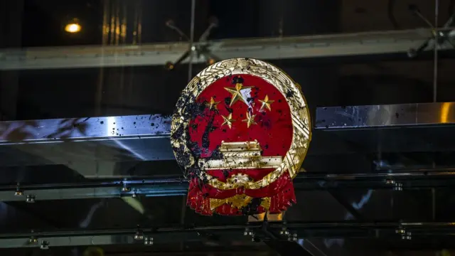 示威者弄污国徽触发中联办及香港政府强烈谴责。