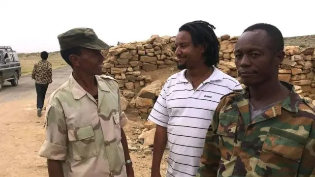 ምስ ወታሃድራት ኤርትራን (ጸጋም) ወታሃደር ኢትዮጵያን (የማን)