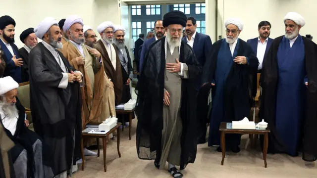 مجلس خبرگان رهبری اختیار عزل و نصب رهبر و نظارت بر عملکرد او را دارد