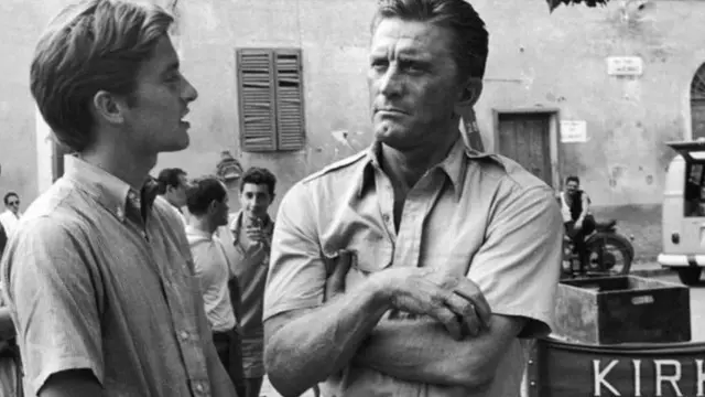 Kirk i Majkl DaglasMichael Douglas, pictured with his father in 1965, went on to become an Oscar-winning actor and producer in his own right.