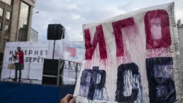 После ливня плакаты потекли