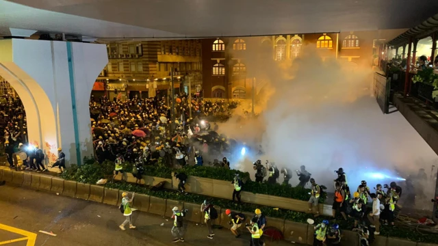 警方发射多枚催泪弹后，发出橙旗警告，要求示威者离开否则开枪。