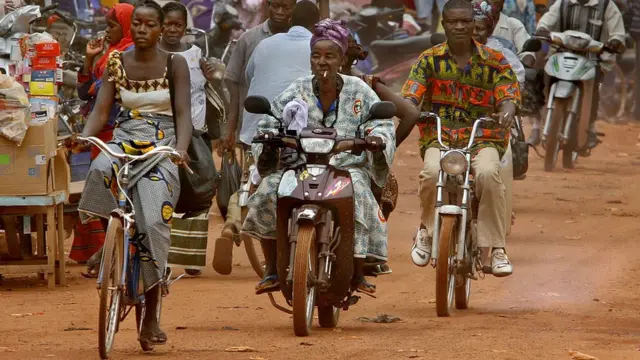 La plupart des Burkinabè se déplacent en deux-roues et ou tricycles.