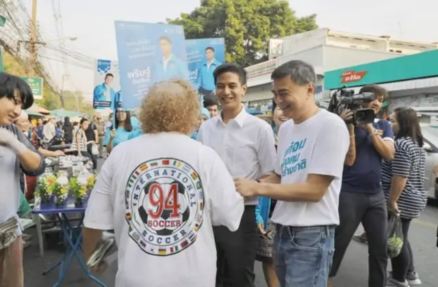 Hình ảnh lãnh đạo Đảng Dân chủ Abhisit Vejjajiva