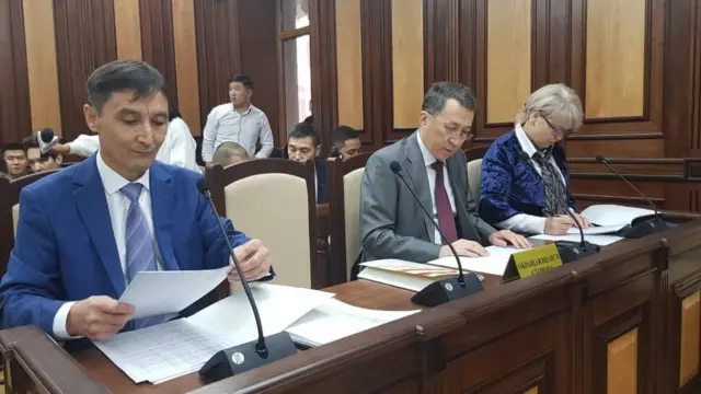 КСДПнын юристи Нурбек Касымбеков, парламент депутаттарыМурадыл Мадеминов, Ирина Карамушкина