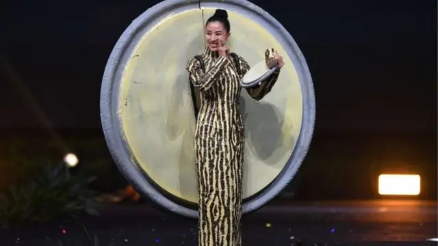 အလှမယ် နှင်းသွေးယုအောင်ကတော့ မြန်မာ့သဘာဝ မိတ်ကပ် သနပ်ခါးတုံးနဲ့ ကျောက်ပြင် ပုံစံ ဝတ်စုံနဲ့အလှပြ