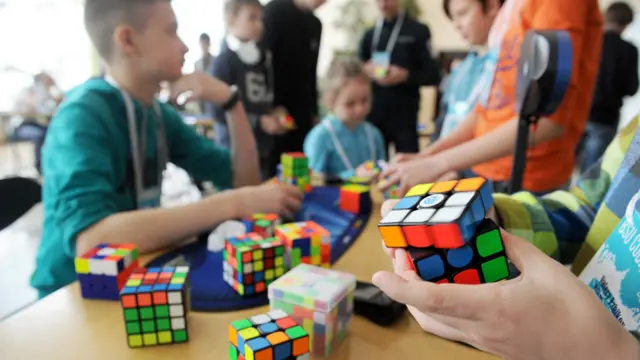 Niños con cubos de Rubik
