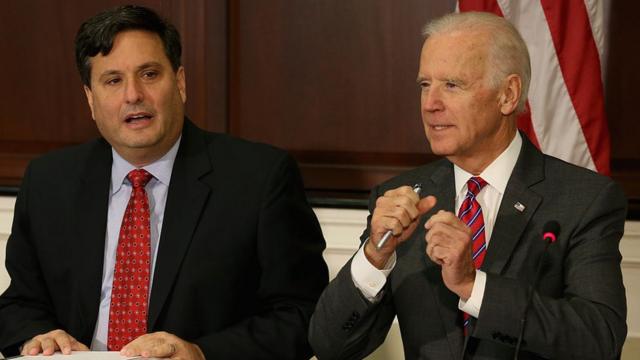 Ron Klain (trái) và ông Biden trong cuộc họp năm 2014