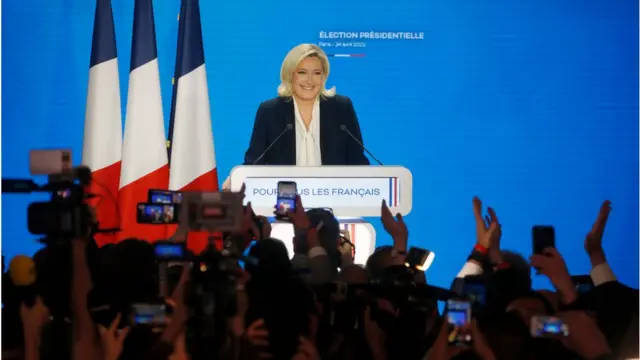 প্রধান প্রতিদ্বন্ধী কট্টর ডানপন্থী প্রার্থী মারিন লা পেন