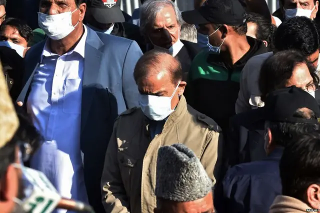 अपनी मां शमीम अख़्तर के अंतिम संस्कार में हिस्सा में लेते नवाज़ शरीफ़ के भाई शहबाज़ शरीफ़