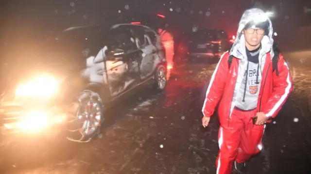 台湾民众专程到大屯山看雪。