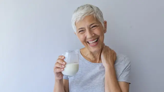 Mujer con un vaso de leche