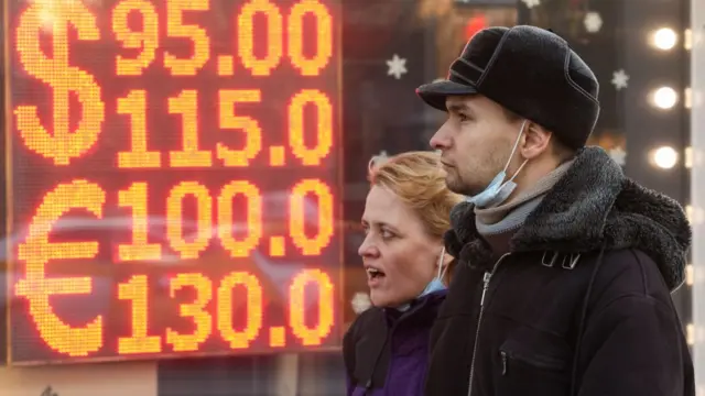 Rusos frente a una casa de cambio en Moscú